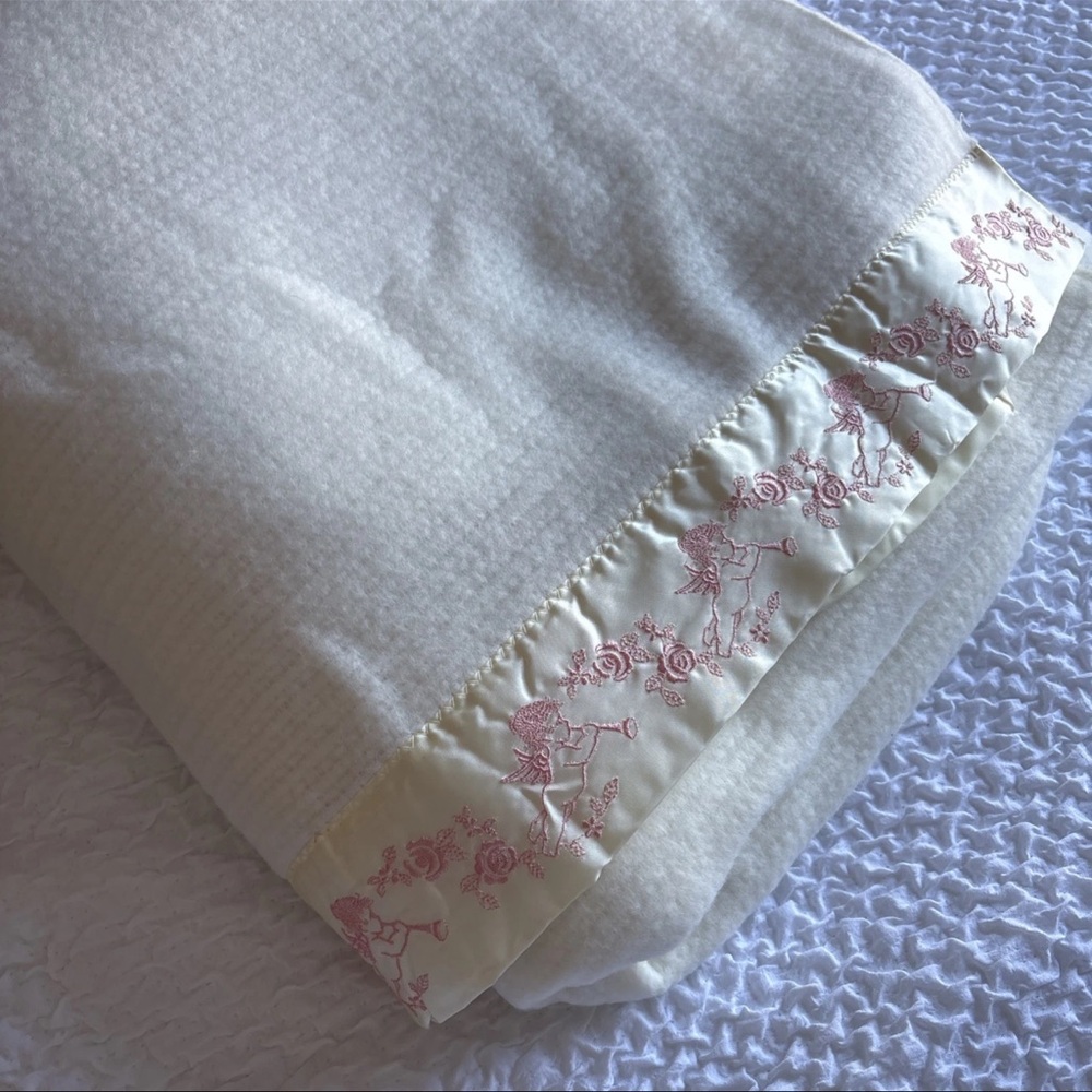 VTG Satin Trim Wool Blend Acrylic Blanket Cottage Cherub Pink/Ivory Cream 87x80